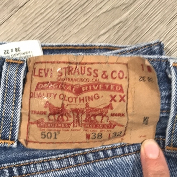 Levi’s 501 Preshrunk Light Wash Straight Leg Jeans         Size 38x32 - Picture 2 of 10